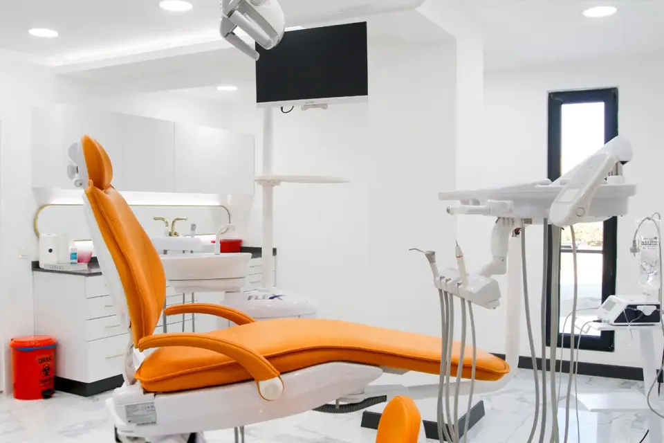 Salle de soins avec fauteuil dentaire