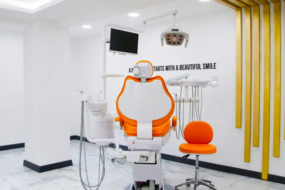 Salle de soins avec unité dentaire