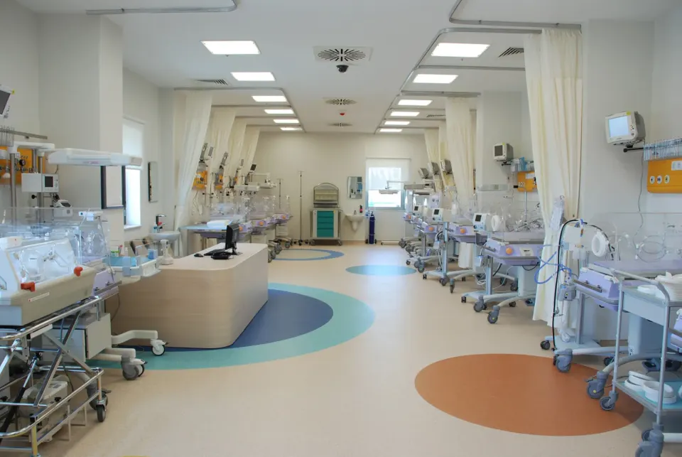 Neonatal intensive care unit with incubators